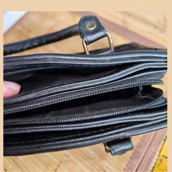 Small hand/shoulder black bag, multiple pockets, zip closure - Picture 8 of 8